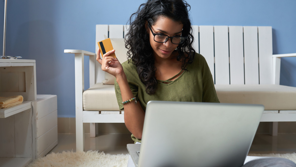 femme qui fait ses achats sur internet