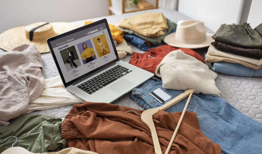 Vêtements de femme : les avantages du shopping sur internet